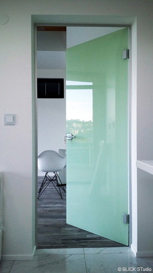 Белая стеклянная дверь с алюминиевой коробкой